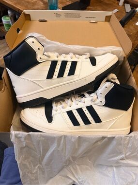 NWT Men’s Adidas High-Top Sneakers    Size 10